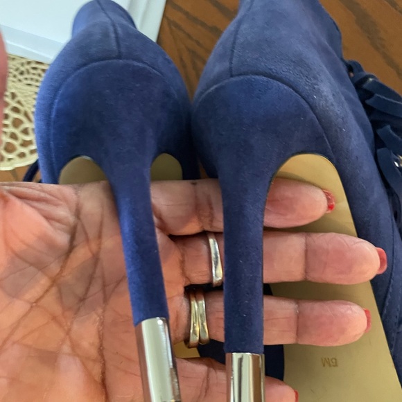 GUESS - Picture 8 of 12